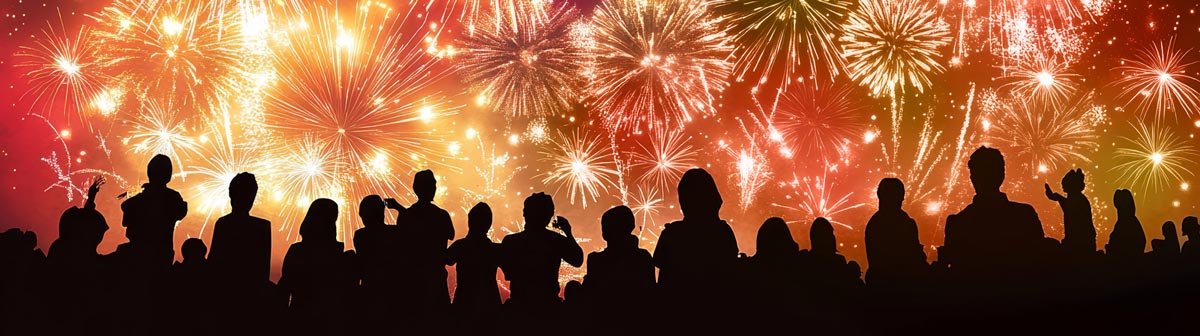 Wildes Feuerwerk mit Zuschauern als Shilouette